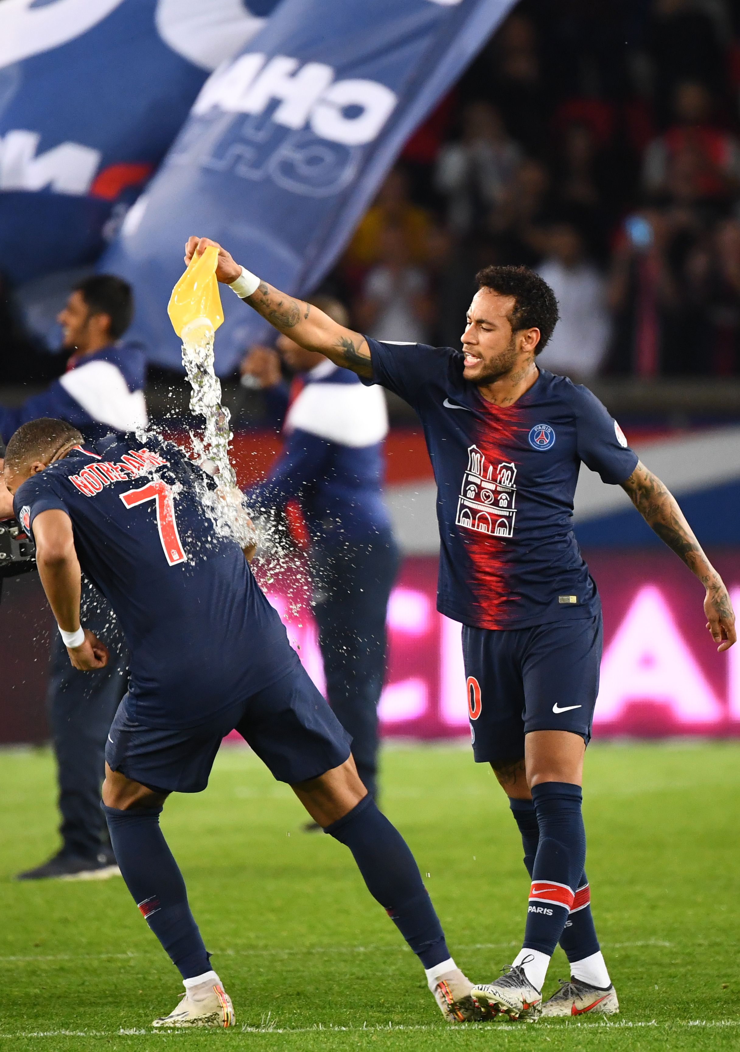 客战那不勒斯替补登场，科斯蒂奇达成尤文生涯100场里程碑（客场对阵那不勒斯，替补出战的科斯蒂奇迎来尤文生涯第100场）