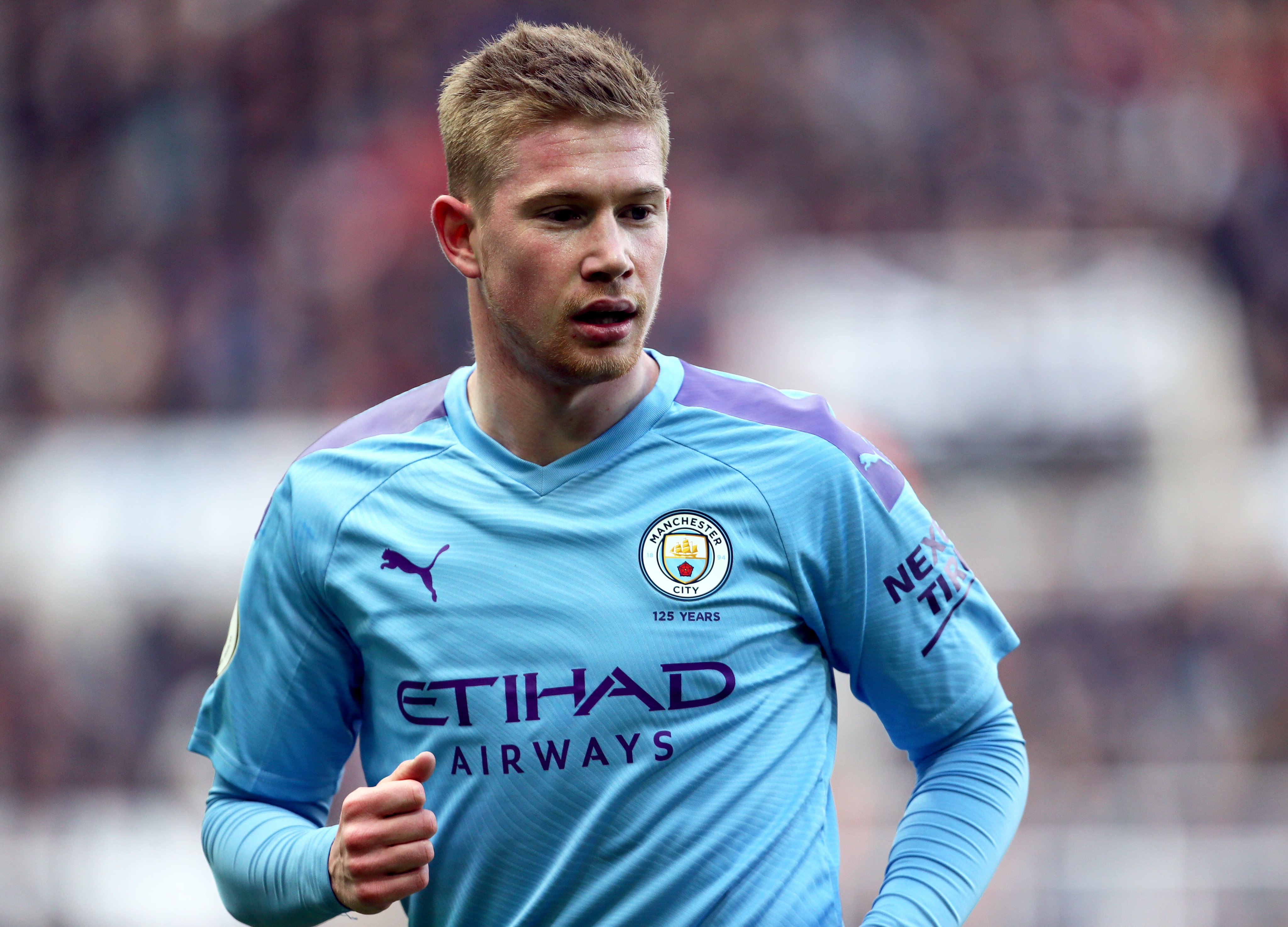 利物浦主帅斯洛特做出惊人决定：萨拉赫罕见坐上替补席（利物浦主帅斯洛特大胆调整：萨拉赫意外无缘首发）