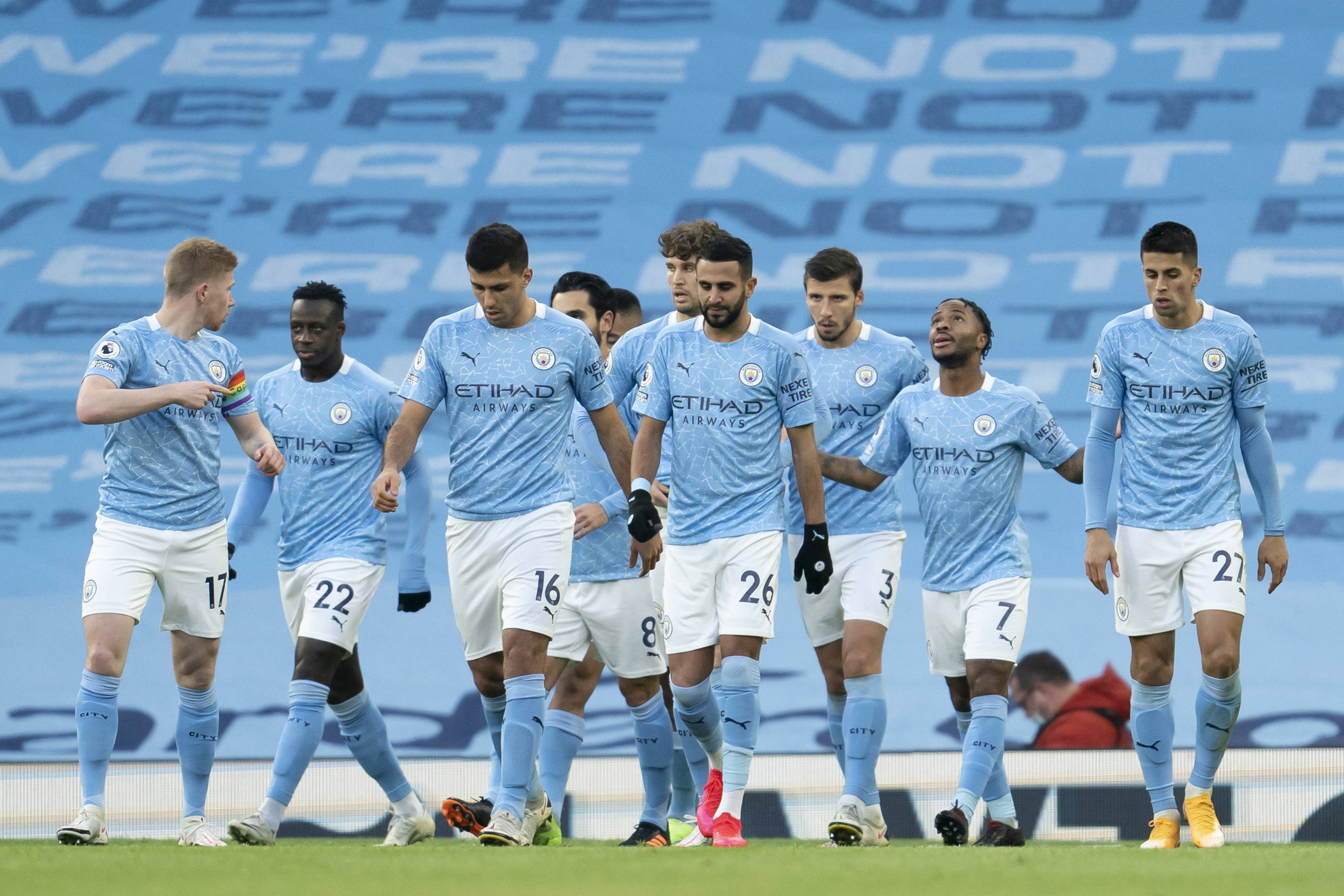 转会窗：尤文国米竞争21岁后卫，麦肯尼续约博弈（转会动态：尤文与国米争抢21岁后卫，麦肯尼续约谈判胶着）