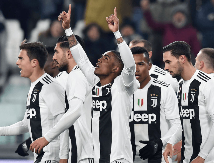 个人能力！两队进攻陷入困境， 奎因上场外线运球高难度急停三分命中！（凭个人能力破局：双方进攻受阻，奎因外线运球急停命中高难度三分）