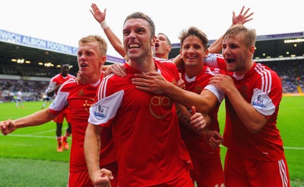 镜报：英超俱乐部密切关注维尼修斯，曼联利物浦都曾对他有意（镜报：英超多队盯上维尼修斯，曼联与利物浦曾表达兴趣）